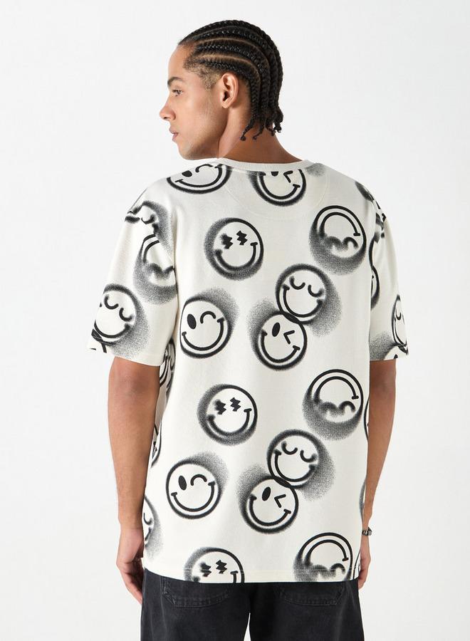 اس بي كاركترز تيشيرت بياقة ضيّقة وأكمام قصيرة وطبعات سمايلي - Image 3