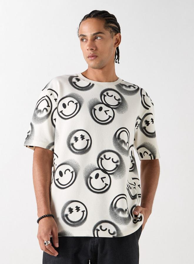 اس بي كاركترز تيشيرت بياقة ضيّقة وأكمام قصيرة وطبعات سمايلي - Image 1