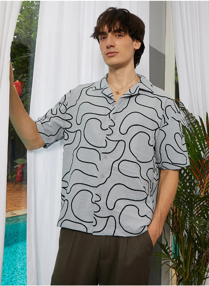 Campus Sutra Campus Sutra Men's Cloud Grey Abstract-Lined Oversized Shirt For Casual Wear | Cuban Collar | Short Sleeve | Button Closure | Oversized Shirt Crafted With Comfort Fit For Everyday Wear
