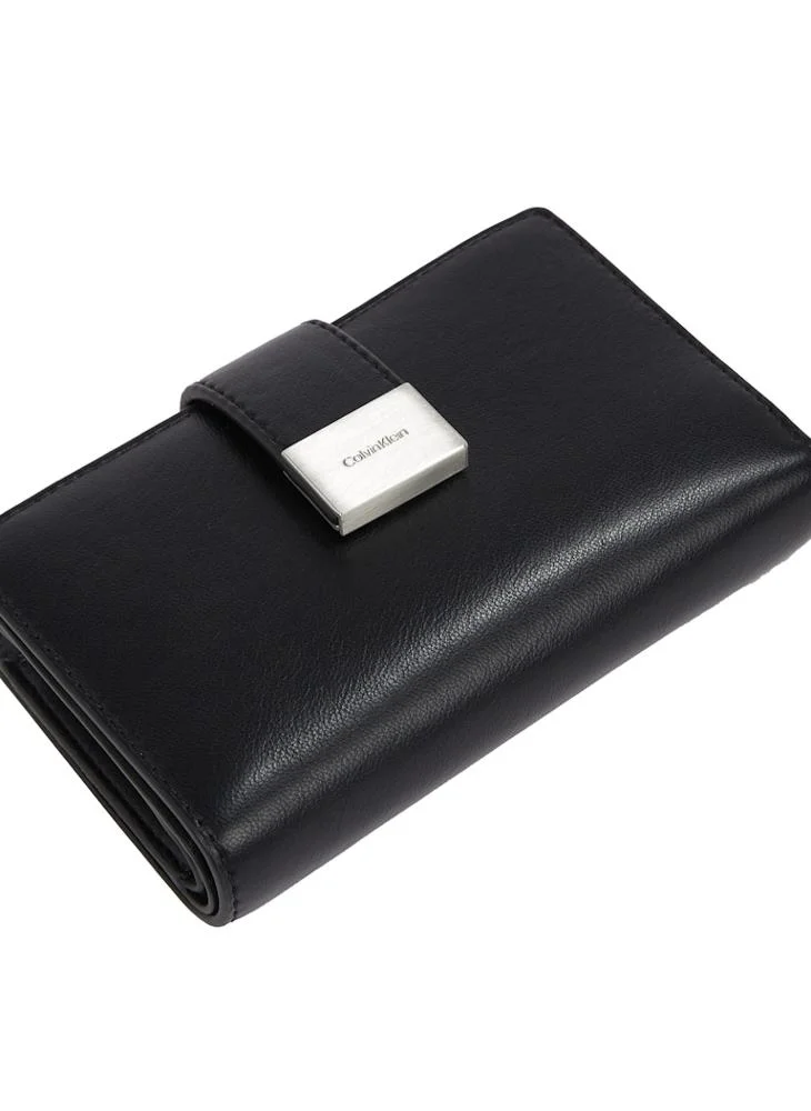 كالفن كلاين MEDIUM BIFOLD WALLET WITH HARDWARE SNAP