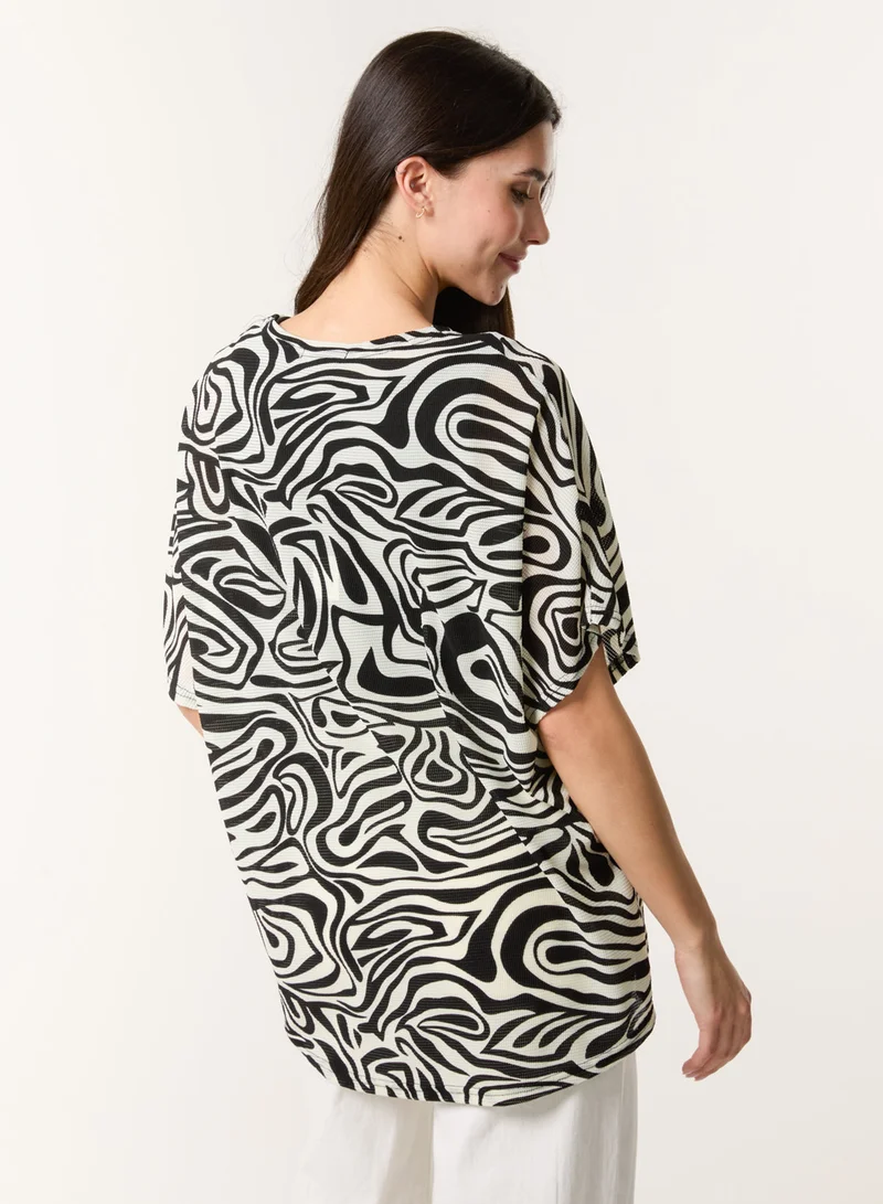 بلو فانيلا بلوزة بأكمام قصيرة وطبعة تجريدية