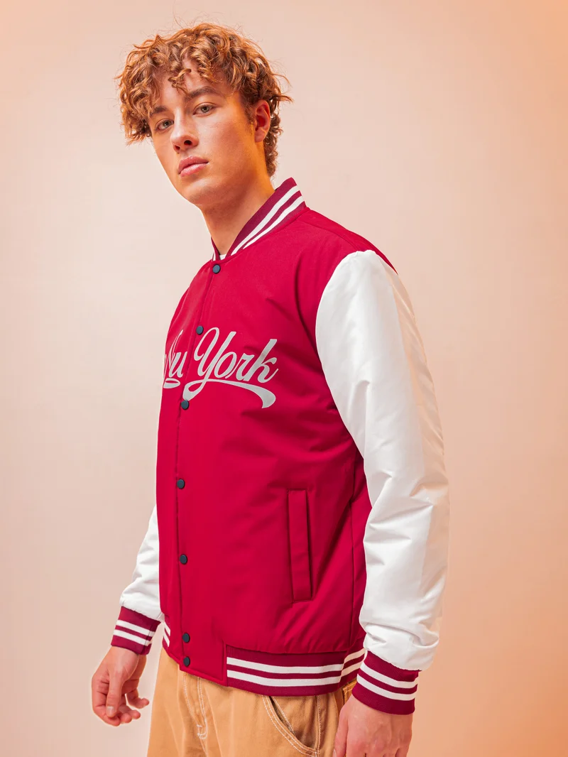 بيونغ جاكيت رجالي بنمط جامعي مطبوع باللون العنابي