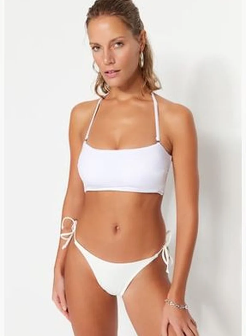 trendyol White Strapless Bikini Tops With Plunging Back TBESS23BU00228