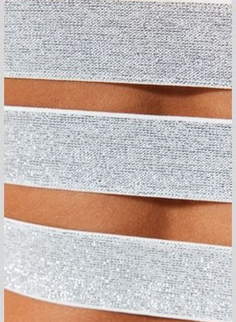 trendyol White Strapless Bikini Tops With Plunging Back TBESS23BU00228