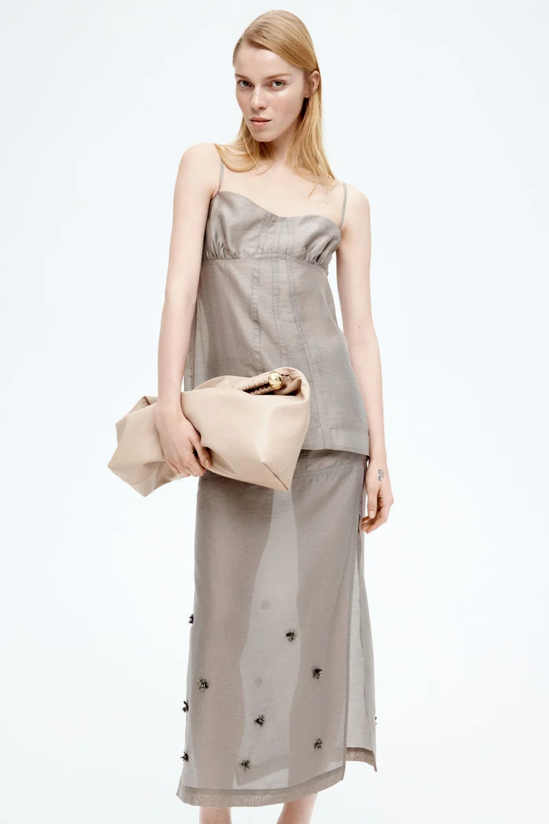 اتش اند ام تنورة شفافة ومزركشة