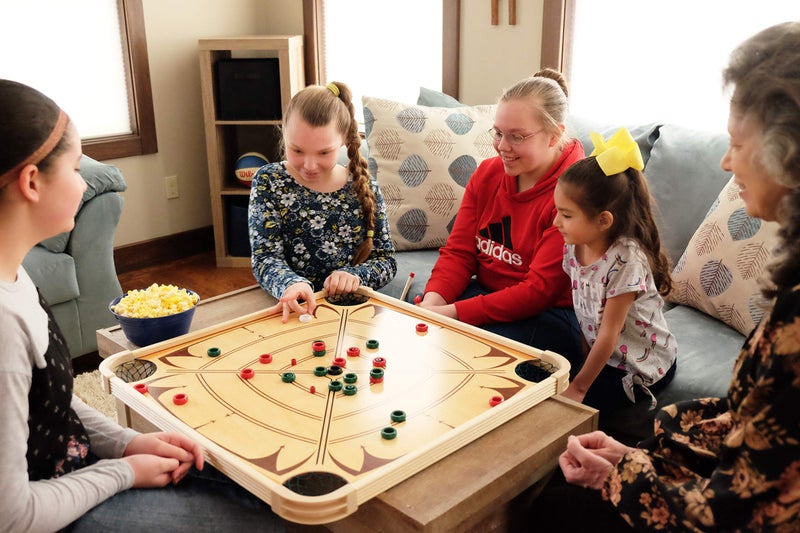 Carrom طاولة كاروم - مجموعة ألعاب كبيرة للبالغين والأطفال - أكثر من 85 لعبة لوحية لليلة ألعاب العائلة - مجموعة ألعاب لوحية شاملة - Image 2