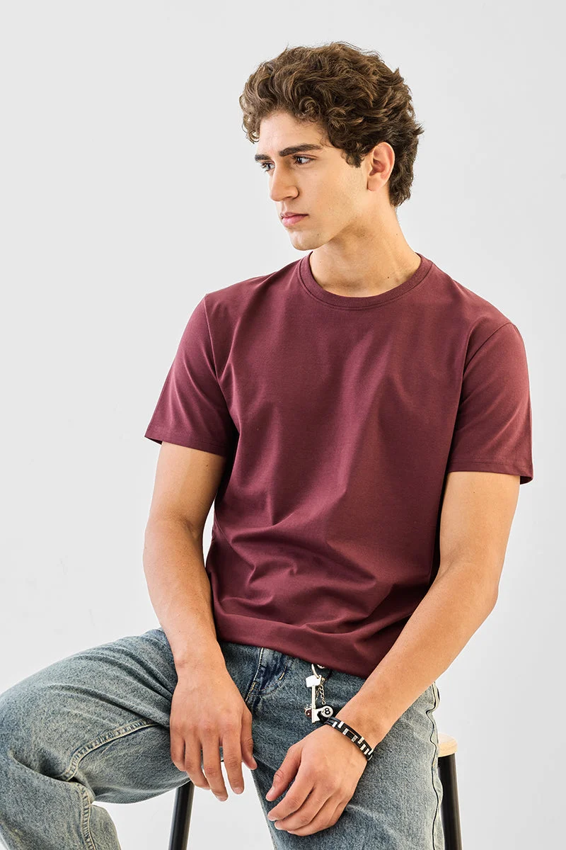 سنيتش تي شيرت بياقة دائرية بقصة ضيقة بتصميم تفاحة