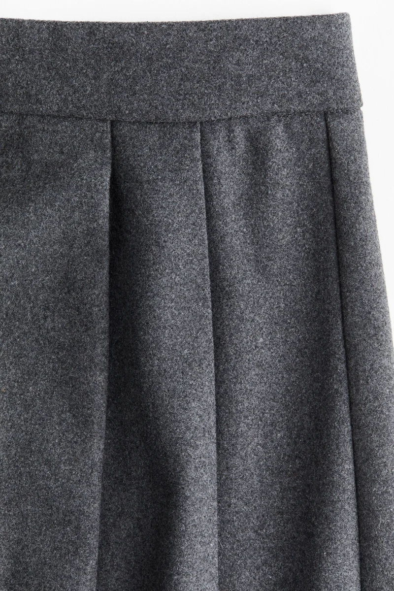 اتش اند ام تنورة ميدي مزينة بكسرات