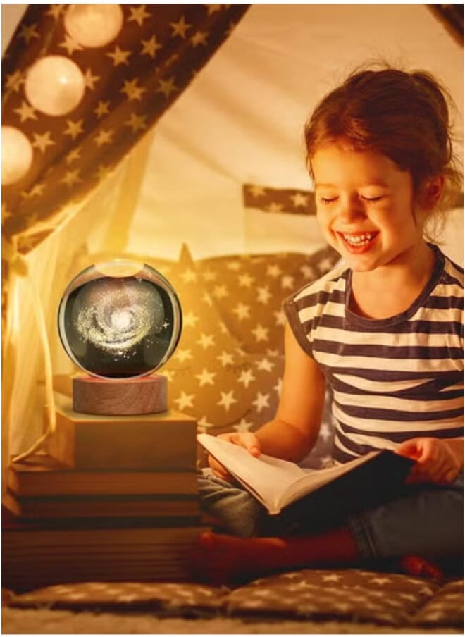 ماركة غير محددة - مصباح ليلي على شكل كرة كريستال ثلاثية الابعاد LED زجاجي بقاعدة خشبية مزخرف تصلح  للمنزل والمكتب وهدية عيد ميلاد (شكل المجرة ) - Image 1