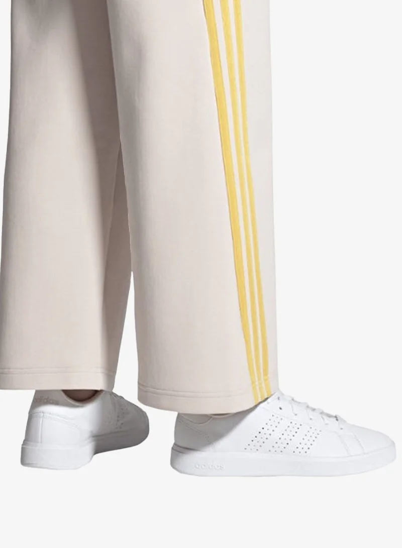 adidas أحذية رياضية نسائية بيضاء   .