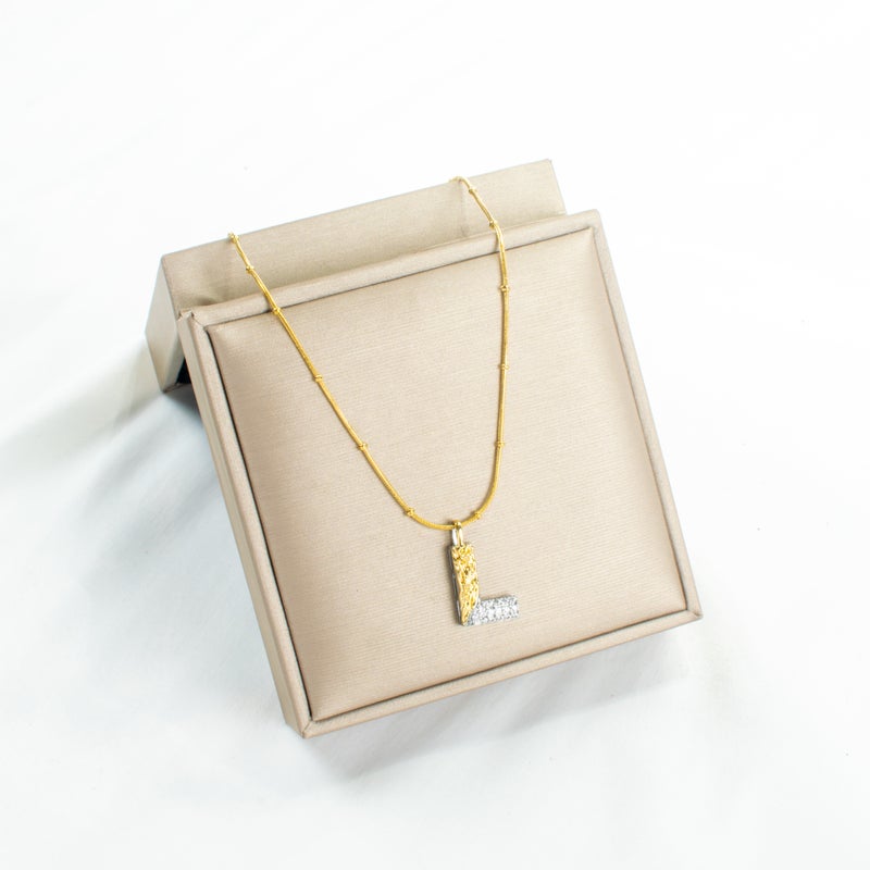 سلسلة أستانليس ستيل ذهبي × فضي مع دلاية مرصعة بفصوص الزيركون حرف L - Image 2