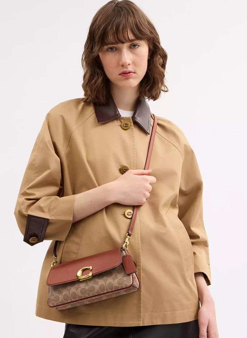 كوتش اوت ليت حقيبة كتف Coach Jet من قماش Signature، حقيبة كروس نسائية، حقيبة يد نسائية، حقيبة سفر نسائية، 25 سم - بني - Image 2
