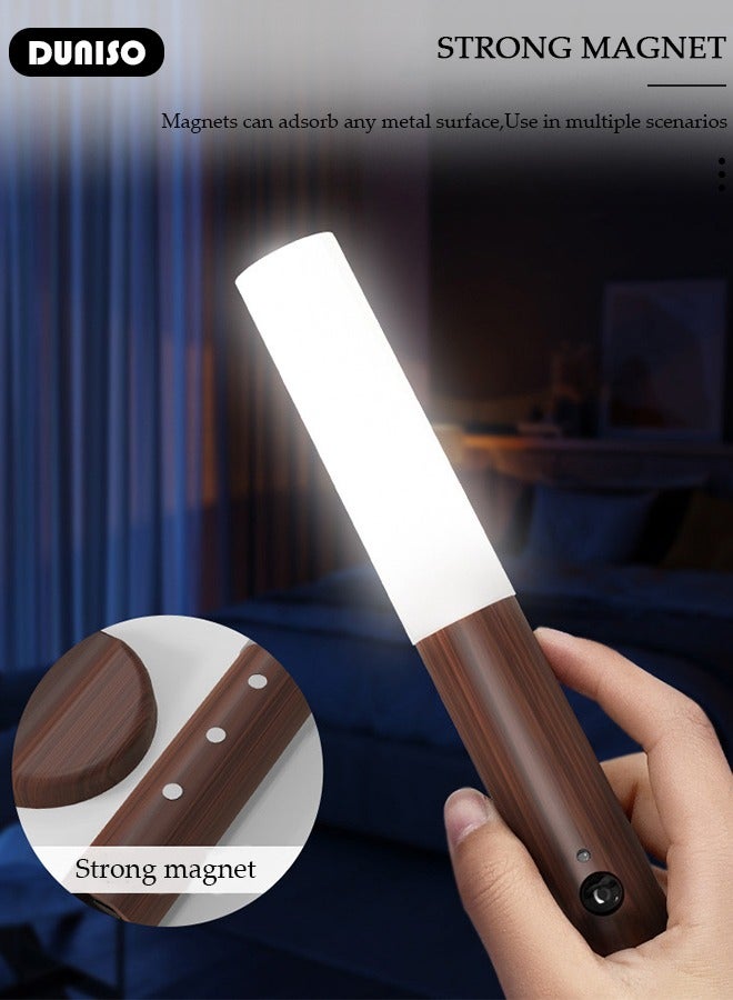 DUNISO أضواء الليل بحساس الحركة، ضوء LED ذكي، ضوء حساس مغناطيسي للممر، ضوء محمول باليد للسلم، أضواء جدارية خشبية لخزائن، مصباح بدون قابس شحن USB لخزائن الجدران وغرف النوم والمطابخ وغيرها - Image 2