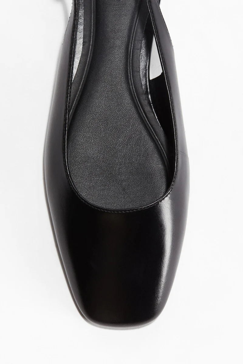 اتش اند ام حذاء بشريط خلفي من الجلد