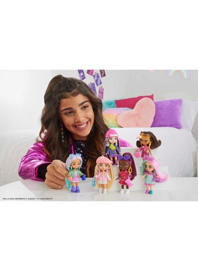 Barbie Barbie Extra Mini Minis Doll with Blond Hair, Accessories and Doll Stand, 3.25-inch Collectible  - Image 2