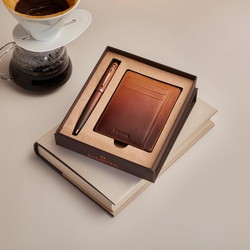 SHEAFFER طقم هدايا 100 9374 إصدار القهوة قلم حبر جاف مع تفاصيل بني ملكي PVD وحامل بطاقات ائتمان - بني مطفي | اسم مخصص منقوش على القلم فقط - Image 1