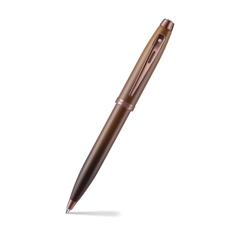 SHEAFFER طقم هدايا 100 9374 إصدار القهوة قلم حبر جاف مع تفاصيل بني ملكي PVD وحامل بطاقات ائتمان - بني مطفي | اسم مخصص منقوش على القلم فقط - Image 2