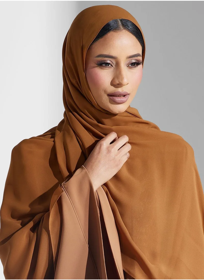 ميم باي ماريا عباية بأكمام واسعة وأزرار