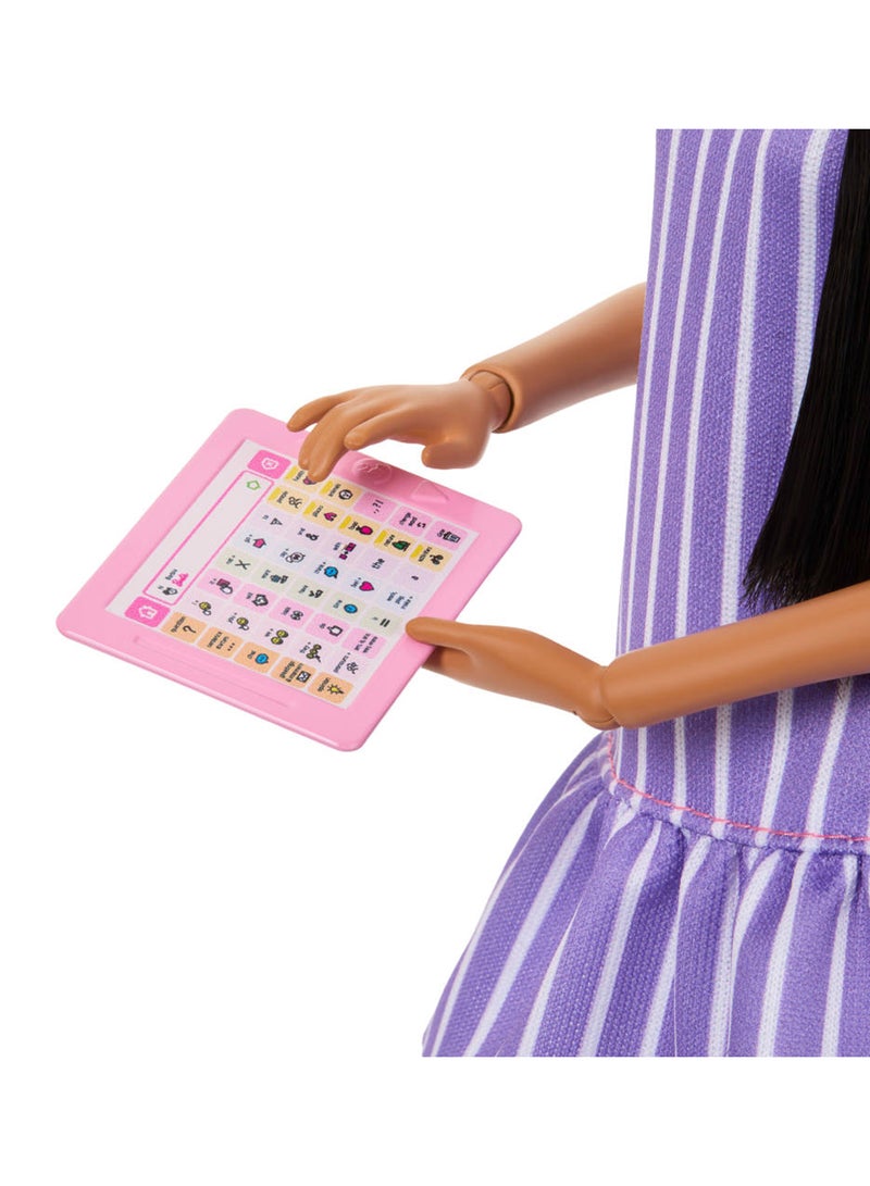 Barbie دمية فاشنيستاز #245، دمية باربي أوتيسية ترتدي فستان مخطط بنفسجي مع ملحقات مثل سبينر، جهاز لوحي وسماعات رأس - Image 4