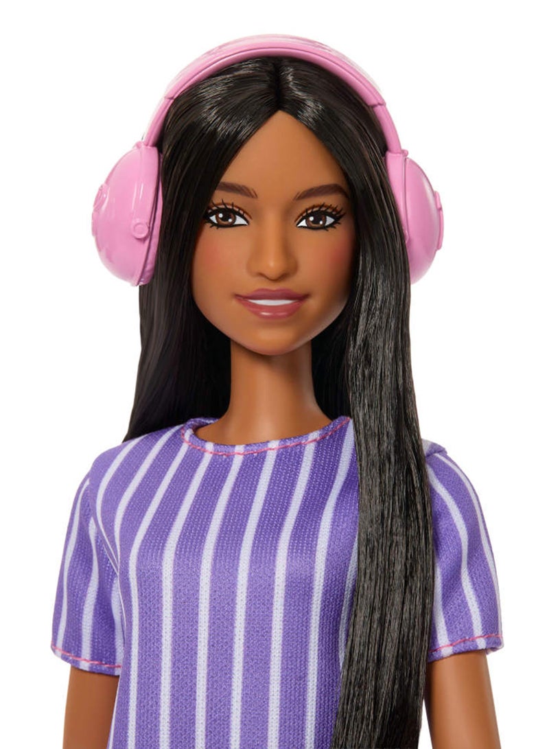 Barbie دمية فاشنيستاز #245، دمية باربي أوتيسية ترتدي فستان مخطط بنفسجي مع ملحقات مثل سبينر، جهاز لوحي وسماعات رأس - Image 5