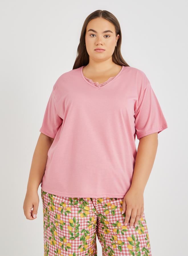 Styli Styli Plus Size Lace Insert V Neck T-Shirt and Lemon Print Pyjama Set  - Image 3