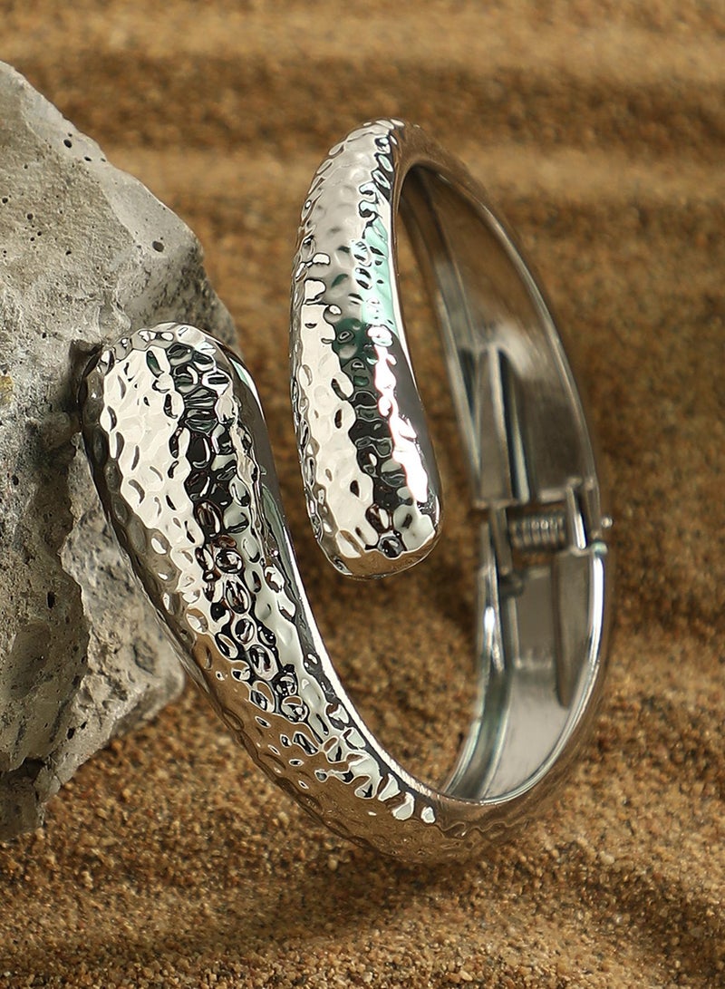 Dented-Embrasse Cuff Artificial Bracelet Jewellery