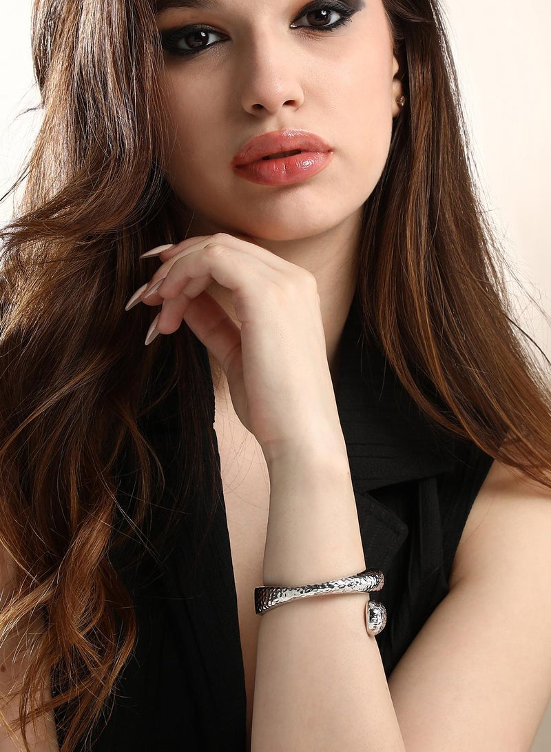 Dented-Embrasse Cuff Artificial Bracelet Jewellery