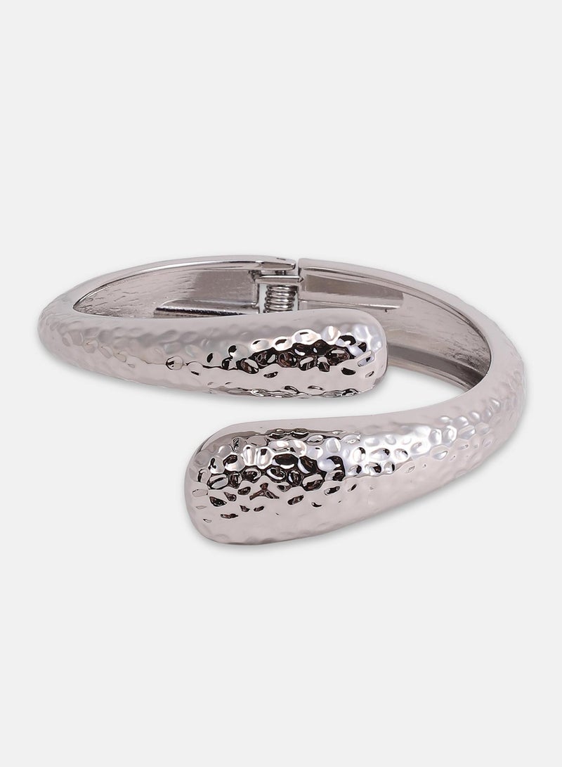 Dented-Embrasse Cuff Artificial Bracelet Jewellery