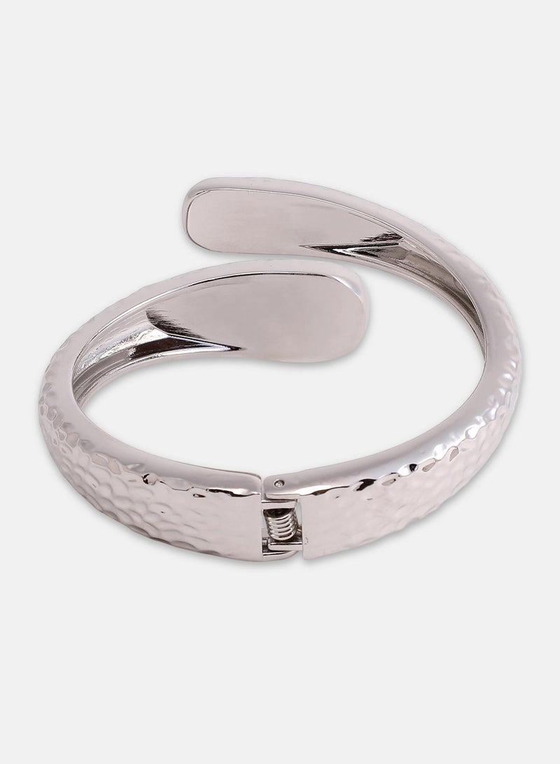 Dented-Embrasse Cuff Artificial Bracelet Jewellery