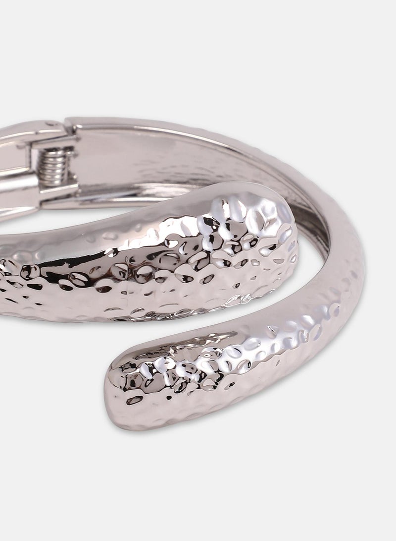 Dented-Embrasse Cuff Artificial Bracelet Jewellery