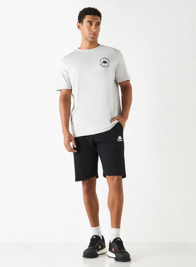 كابا تيشيرت بياقة ضيّقة وأكمام قصيرة وطبعات شعار من كابا