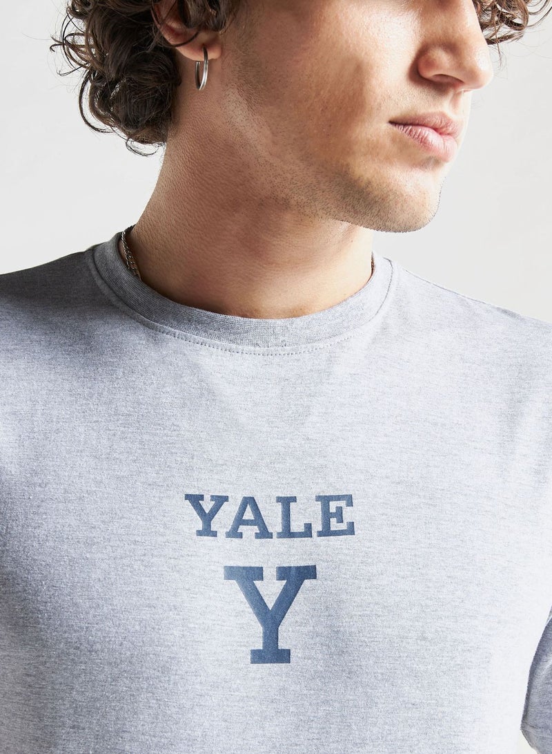 فاف تيشرت برقبة دائرية ومزين بطبعة رسومات جرافيك - Image 3