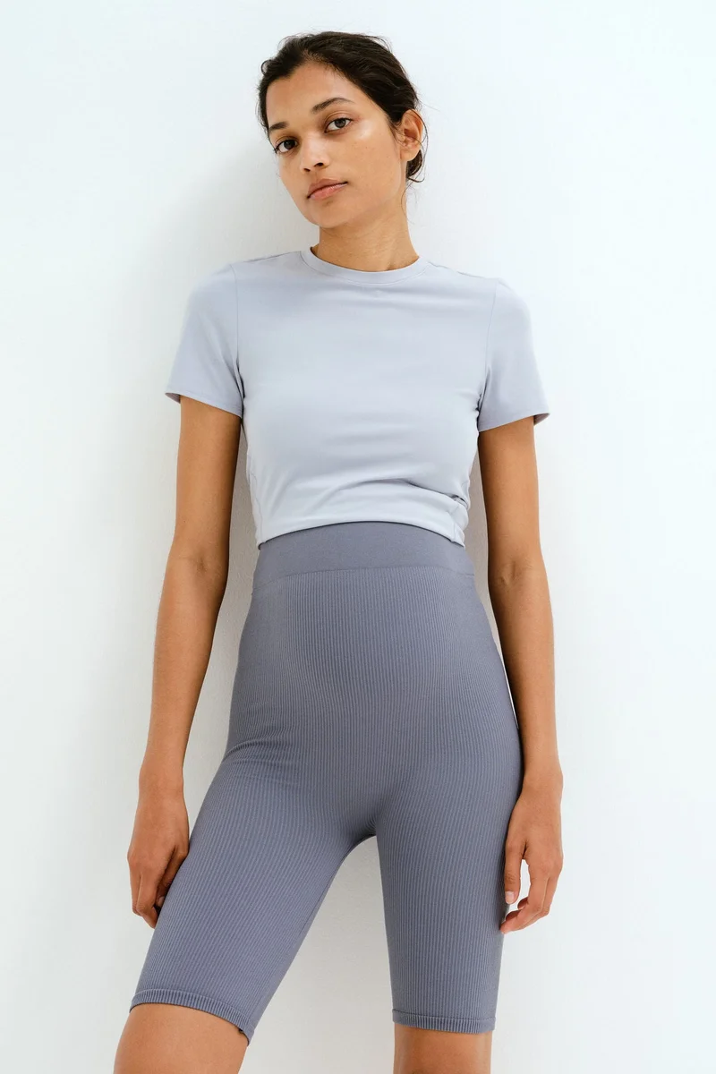 اتش اند ام شورت ضيق بدون درزات لفترة الحمل وبعدها من تشكيلة ماما