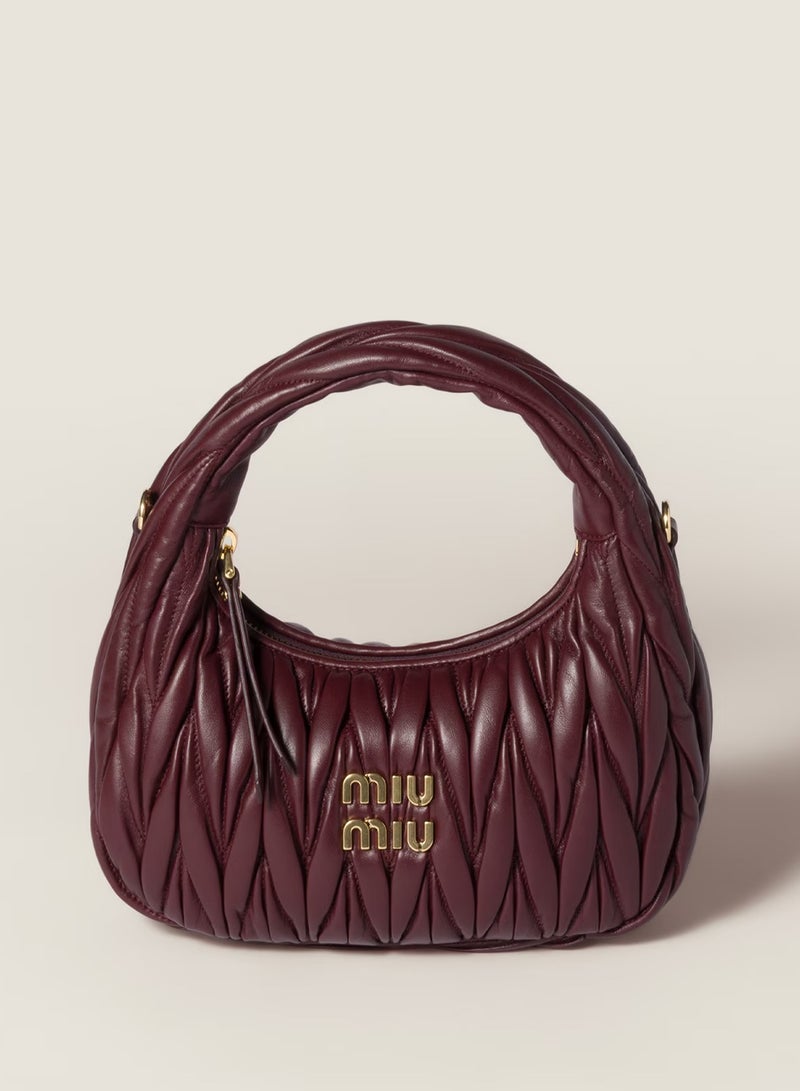 مياو مياو حقيبة هوبو واندر ماتيلاسيه من جلد النابا من MIU، حقيبة توت نسائية، حقيبة كروس نسائية، حقيبة يد نسائية، حقيبة كتف نسائية، حقيبة سفر نسائية، لون عنابي - Image 1