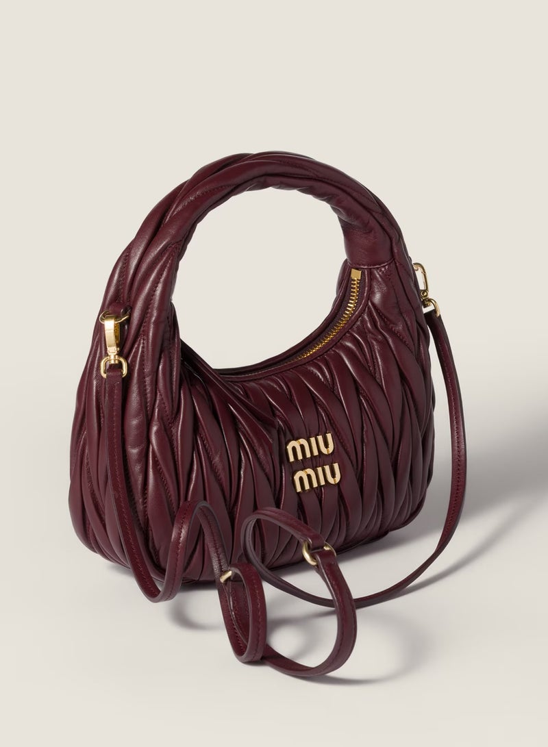 مياو مياو حقيبة هوبو واندر ماتيلاسيه من جلد النابا من MIU، حقيبة توت نسائية، حقيبة كروس نسائية، حقيبة يد نسائية، حقيبة كتف نسائية، حقيبة سفر نسائية، لون عنابي - Image 3