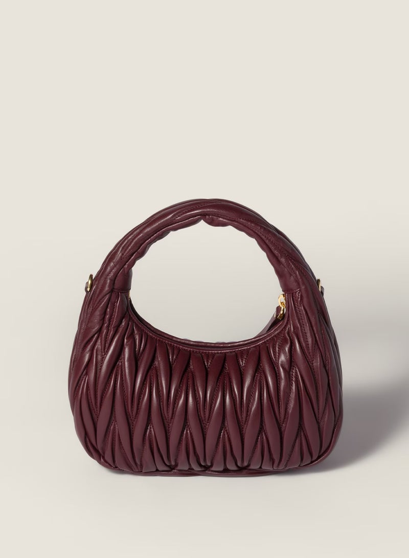 مياو مياو حقيبة هوبو واندر ماتيلاسيه من جلد النابا من MIU، حقيبة توت نسائية، حقيبة كروس نسائية، حقيبة يد نسائية، حقيبة كتف نسائية، حقيبة سفر نسائية، لون عنابي - Image 4