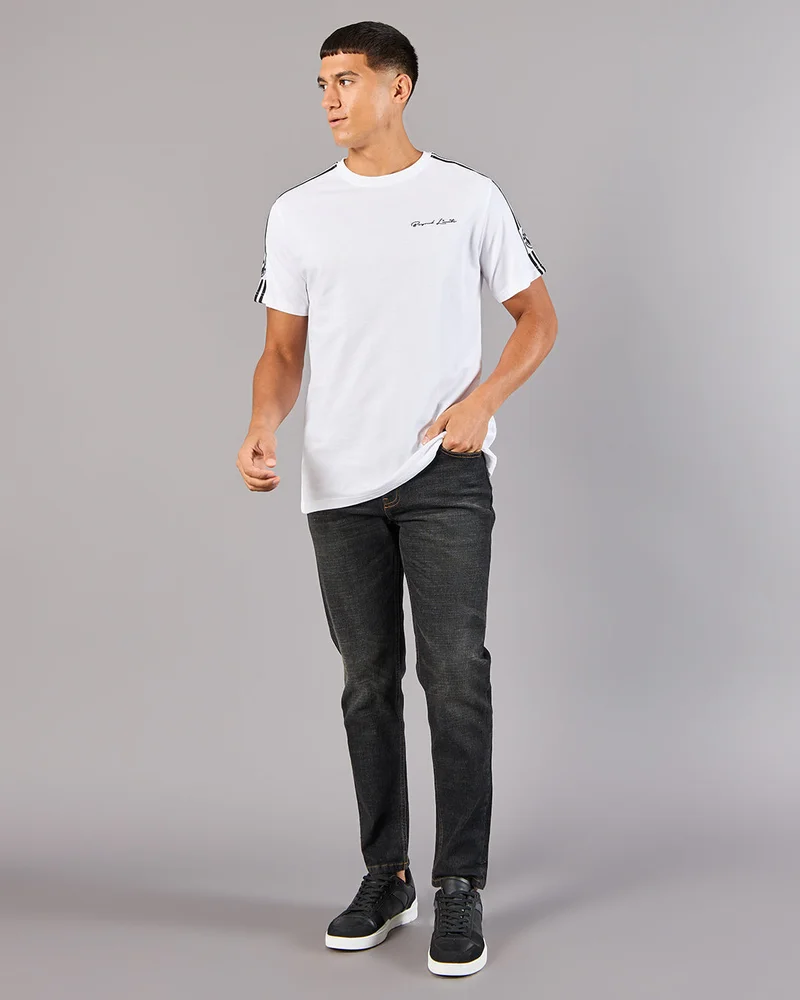ردتاغ تيشيرت مطبوع باللون الأبيض للرجال