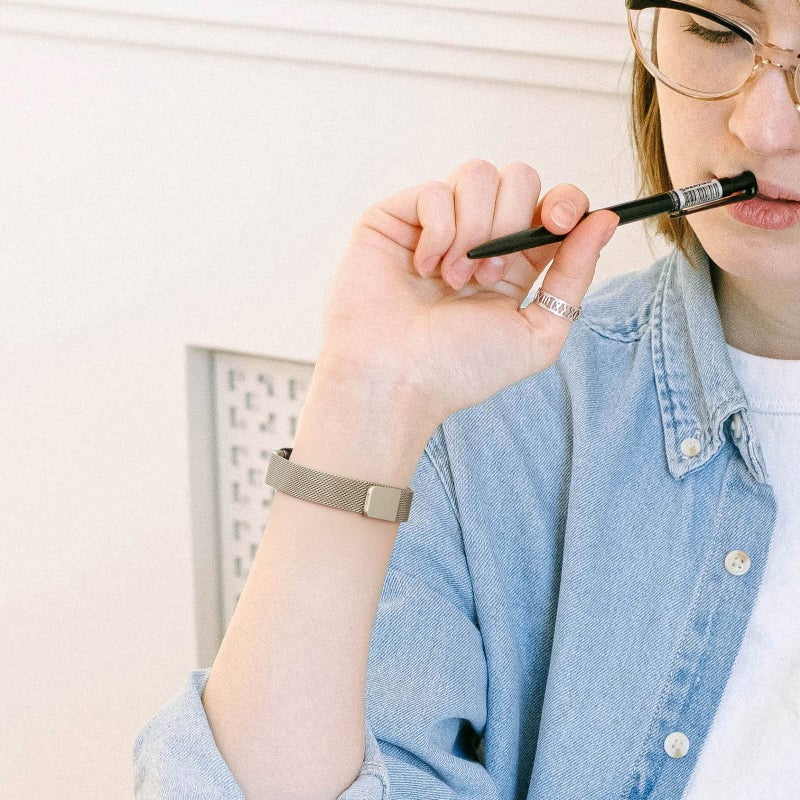 Vanjua فانجوا لأساور فيتبيت إنسباير 3 للنساء والرجال، سوار معصم قابل للتعديل من الفولاذ المقاوم للصدأ مع حلقة شبكية مغناطيسية بديلة متوافقة مع متتبع اللياقة البدنية فيتبيت إنسباير 3 (ذهبي شامباني)  - Image 5