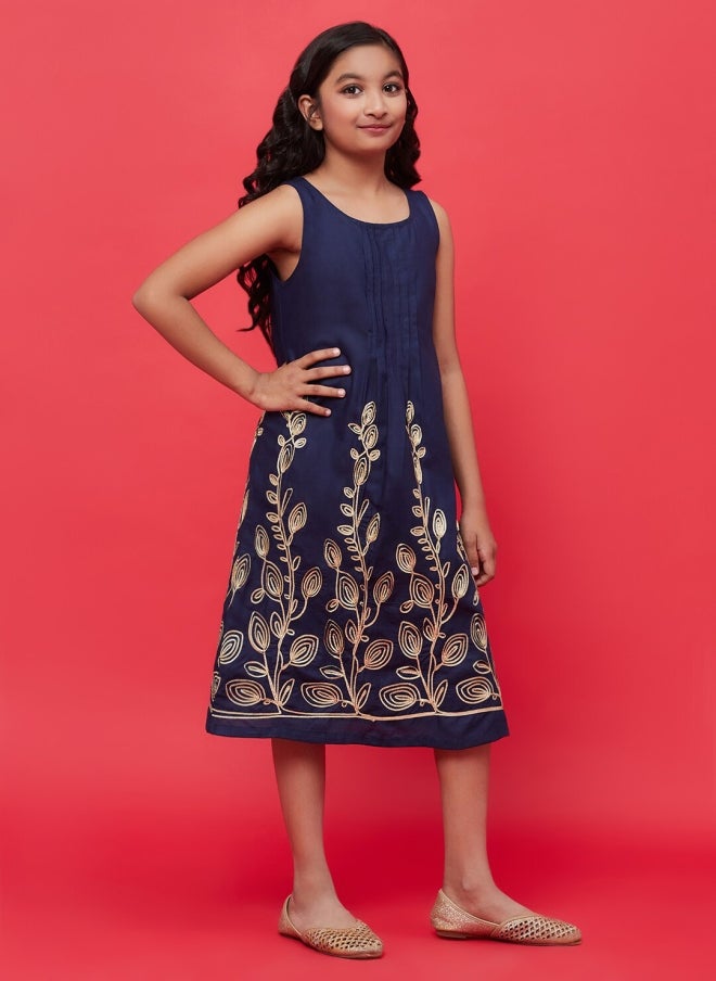 أيه كيه إس فستان ميدي أزرق داكن مطرز بالزهور بتصميم - للبنات - Image 3