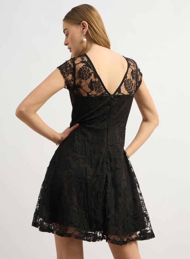 ستايلي فستان بقصة ضيقة وواسعة بأربطة - Image 5