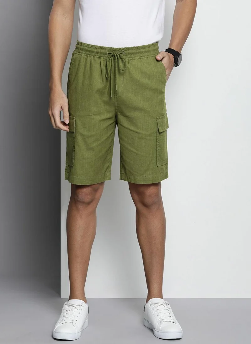 ذا انديان كراج كو Men Slim Fit Solid Mid-Rise Cargo Shorts