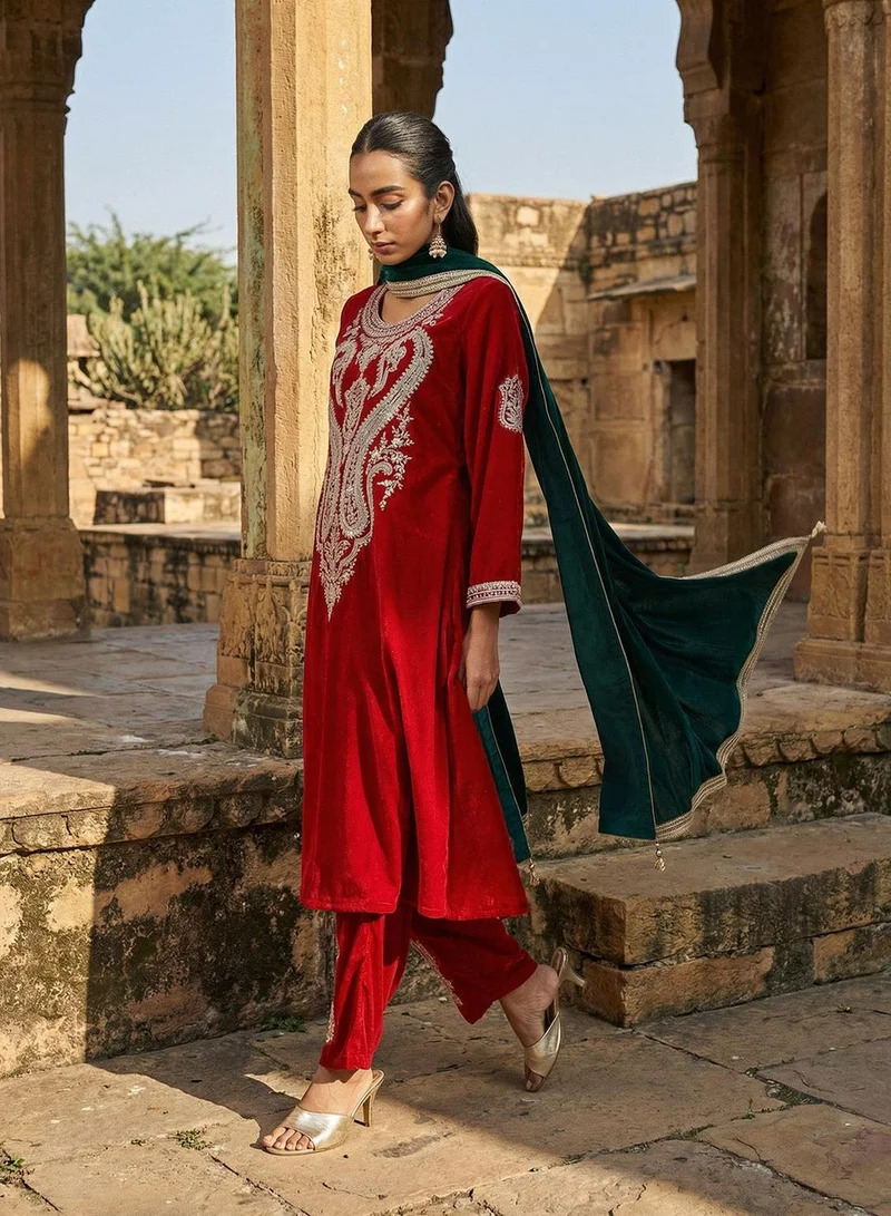 آي شين طقم كورتا مخملي - مطرز بلون كستنائي غني