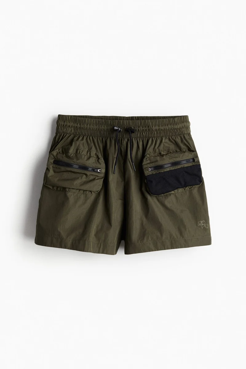 اتش اند ام شورت أوقات المشي بتصميم مقاوم للمياه