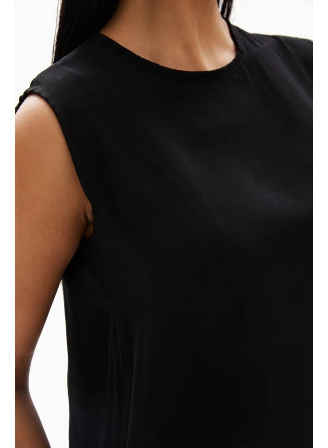 Wecre8 Black Sleeveless Plain Top