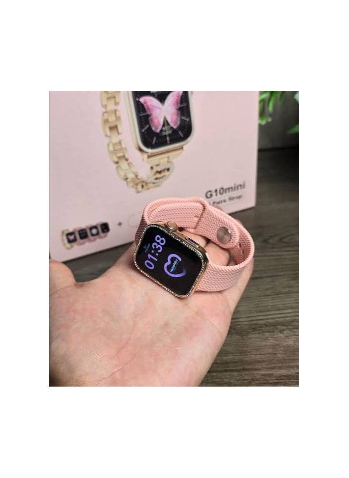 هينو تيكو - ساعة نسائي G10 Mini هي ساعة أنيقة وعصرية مصممة خصيصًا لتناسب الذوق الرفيع للمرأة. تتميز بتصميم صغير الحجم يناسب المعصم بشكل مريح، مما يجعلها مثالية للنساء اللواتي يفضلن الساعات الدقيقة والعملية. تأتي مع شاشة رقمية تعرض الوقت بشكل واضح، وتحتوي على وظائف إضافية مثل مقاومة الماء - Image 1