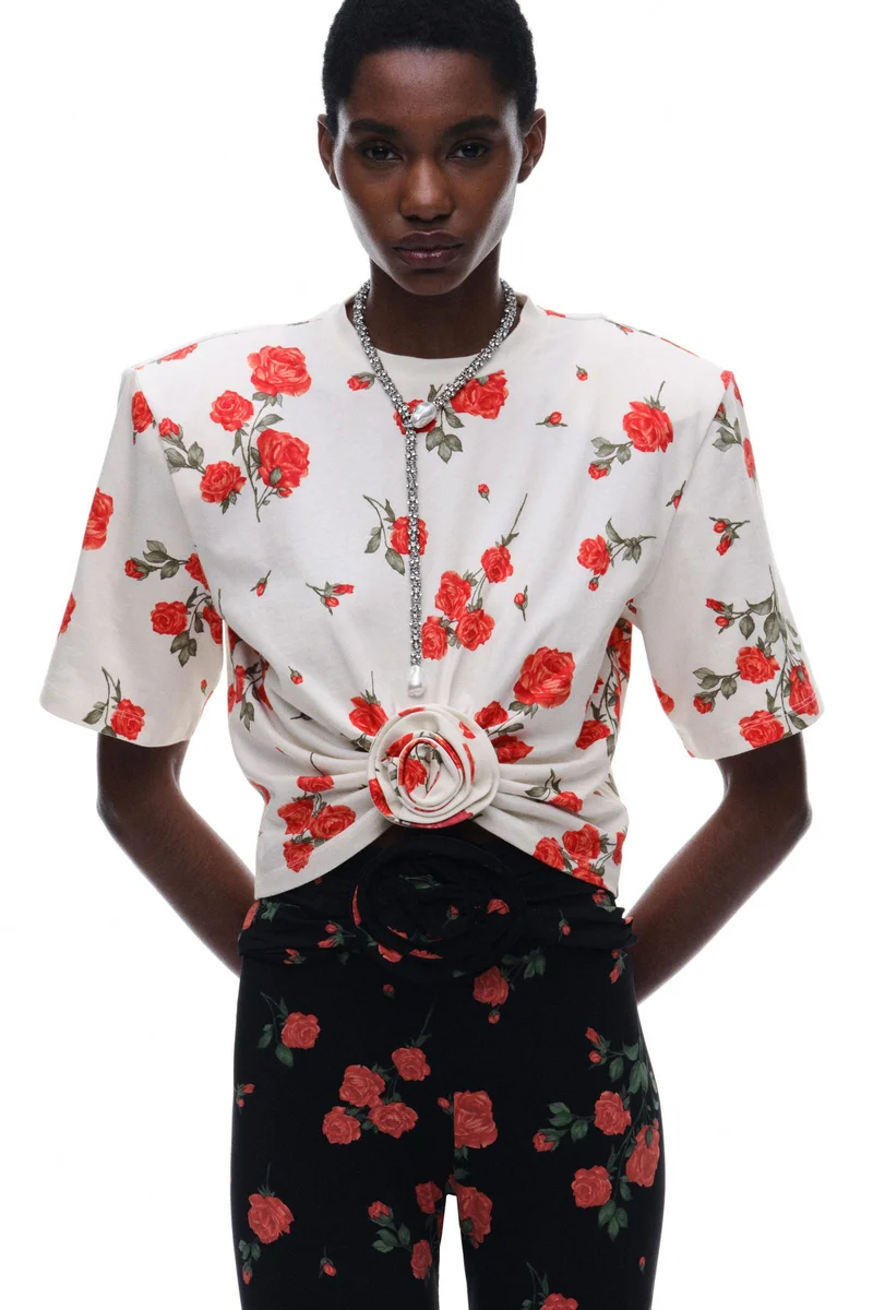 اتش اند ام تي-شيرت بزخارف الأزهار