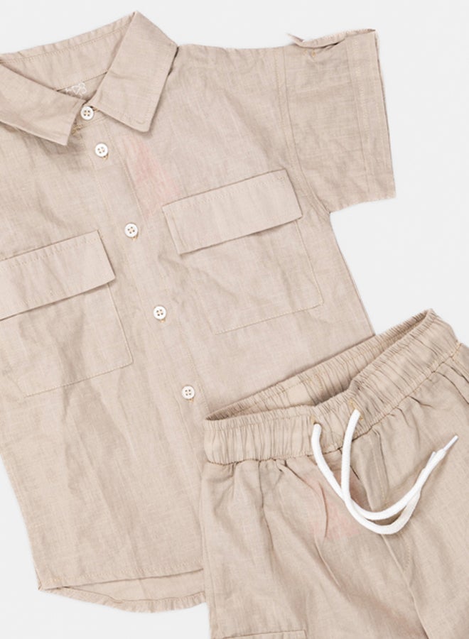 قميص بيج بأزرار للأولاد بجيوب بالون