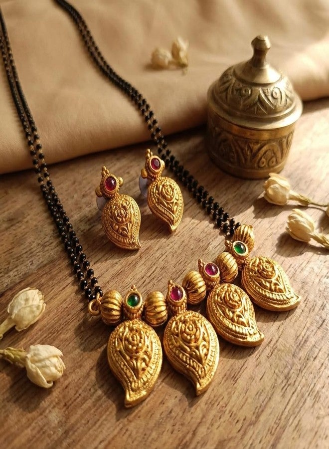 مانجالسوترا هندية تقليدية من AAIKU | قلادة بتصميم مانجو مطلية بالذهب بلمسة نهائية غير لامعة مع سلسلة من الخرز الأسود | مجوهرات زفاف عرقية للنساء | مناسبة لحفلات الزفاف والمناسبات | مانجالسوترا أنيقة للنساء (36 بوصة - صفان) - Image 5
