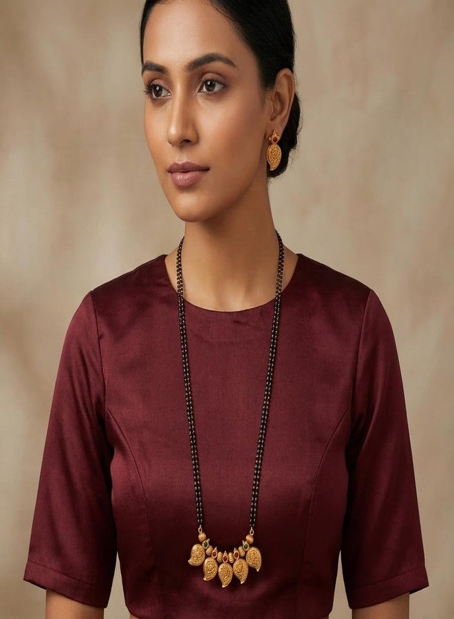 مانجالسوترا هندية تقليدية من AAIKU | قلادة بتصميم مانجو مطلية بالذهب بلمسة نهائية غير لامعة مع سلسلة من الخرز الأسود | مجوهرات زفاف عرقية للنساء | مناسبة لحفلات الزفاف والمناسبات | مانجالسوترا أنيقة للنساء (36 بوصة - صفان) - Image 3