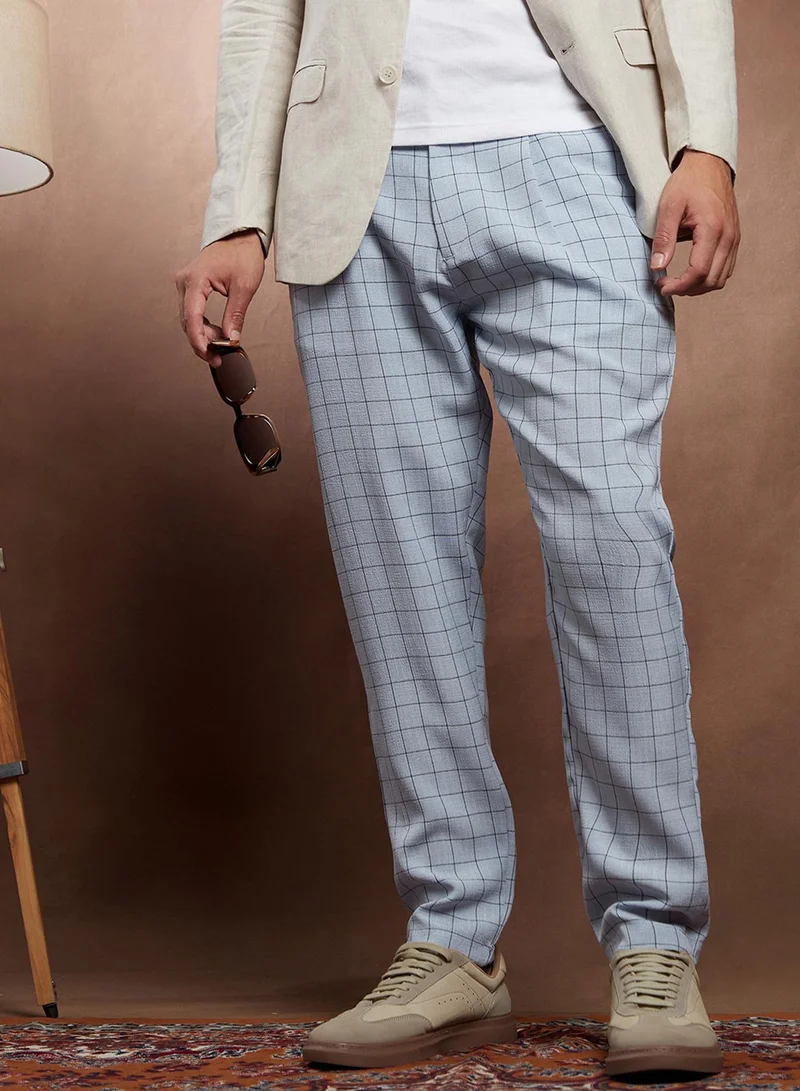 Campus Sutra Campus Sutra Men's Cloud Grey Graph Tailored Trousers For Casual Wear | Mid-Rise | Regular Fit | Button Closure | Trousers Crafted With Comfort Fit For Everyday Wear